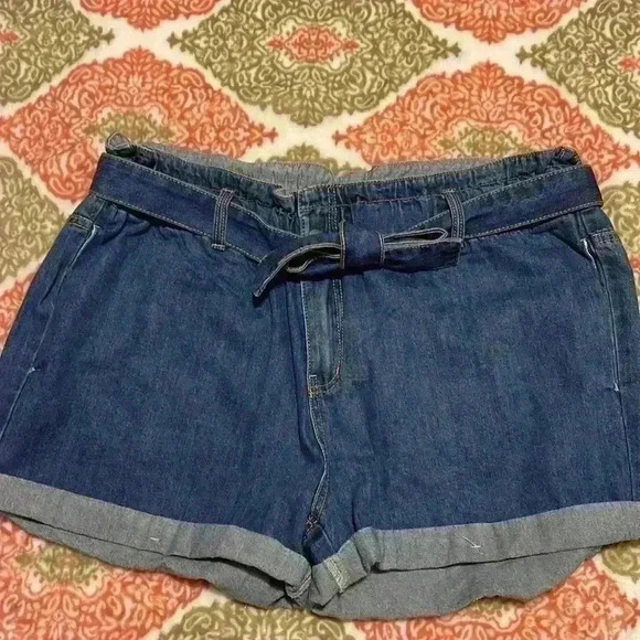 Cute denim shorts with tie and elastic waist - Picture 2 of 3